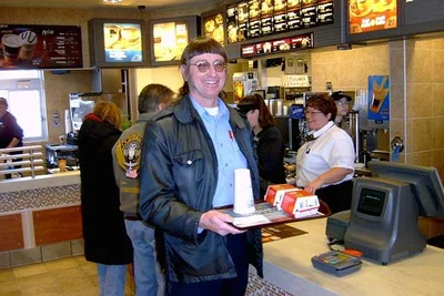 Американец ест бургеры ежедневно в течение 49 лет, и вот как выглядит - фото 521338