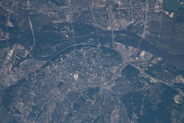 Олимпийский, Борисполь и Киевское море: NASA сняло роскошные виды Киева из космоса - фото 521446