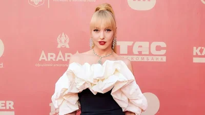 Оля Полякова в білосніжному купальнику повигиналася на розкішній яхті