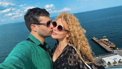 Інтим на пляжі: Аліна Гросу показала, як коханий робить їй масаж