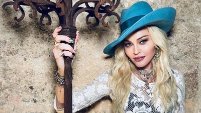 Сексі бабуська: нові фото Мадонни в мереживній комбінації