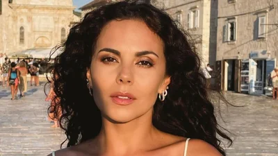 Настя Каменских с фиолетовыми волосами ошарашила образом школьницы