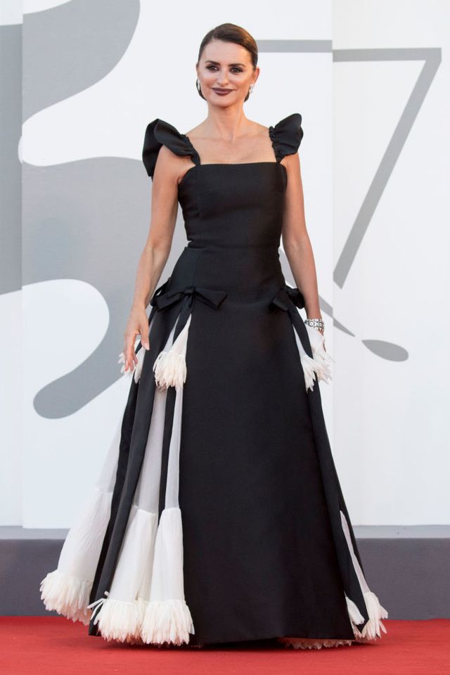 Потрясающие платья звезд на открытии Венецианского кинофестиваля-2021 - фото 522844