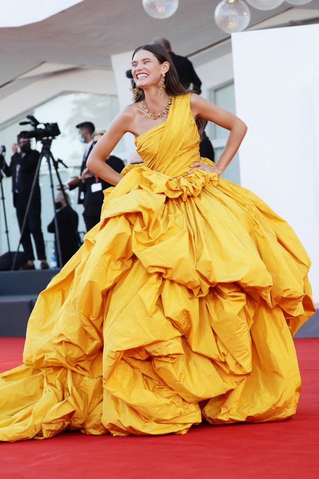 Потрясающие платья звезд на открытии Венецианского кинофестиваля-2021 - фото 522847