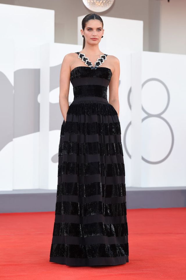 Потрясающие платья звезд на открытии Венецианского кинофестиваля-2021 - фото 522851
