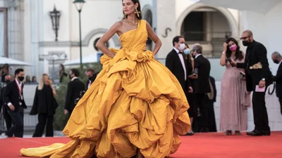 Приголомшливі сукні зірок на відкритті Венеційського кінофестивалю-2021