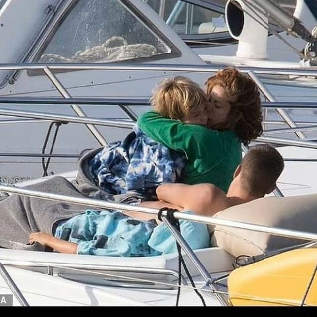 Без прикрас: папарацци застали Шакиру во время отдыха на яхте - фото 522881