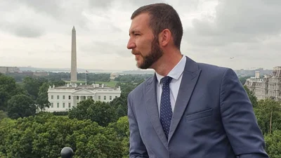 Прессекретар Зеленского сделал в США фото с языком, и поток мемов не остановить