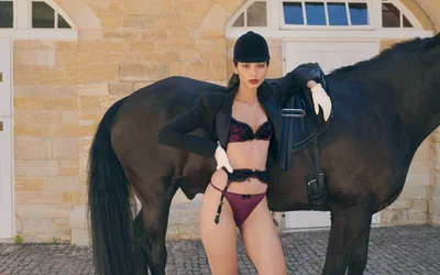 Осторожно, эротика: Agent Provocateur объединил моделей в откровенном белье и лошадей - фото 523226