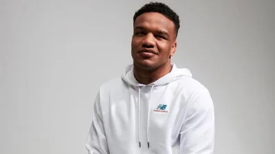 Жан Беленюк без футболки сфотографувався в ліфті, і його прес тобі насниться