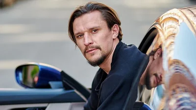 Мускулистий Тарас Цимбалюк ошелешив фотосесією в мінісукні