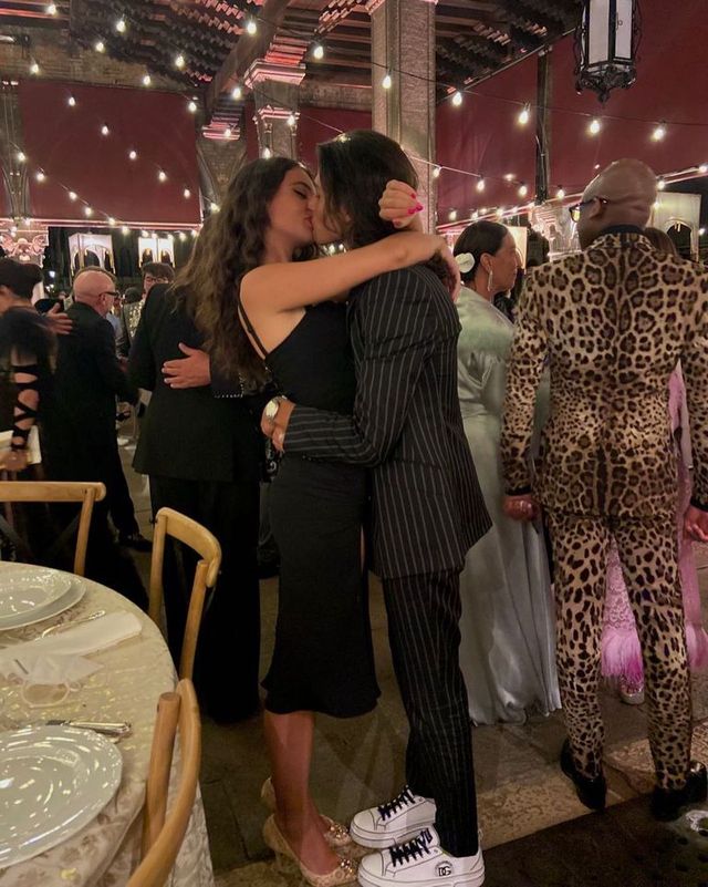 Пристрасть, поцілунки, Венеція: романтичні фото доньки Моніки Беллуччі з бойфрендом - фото 523445