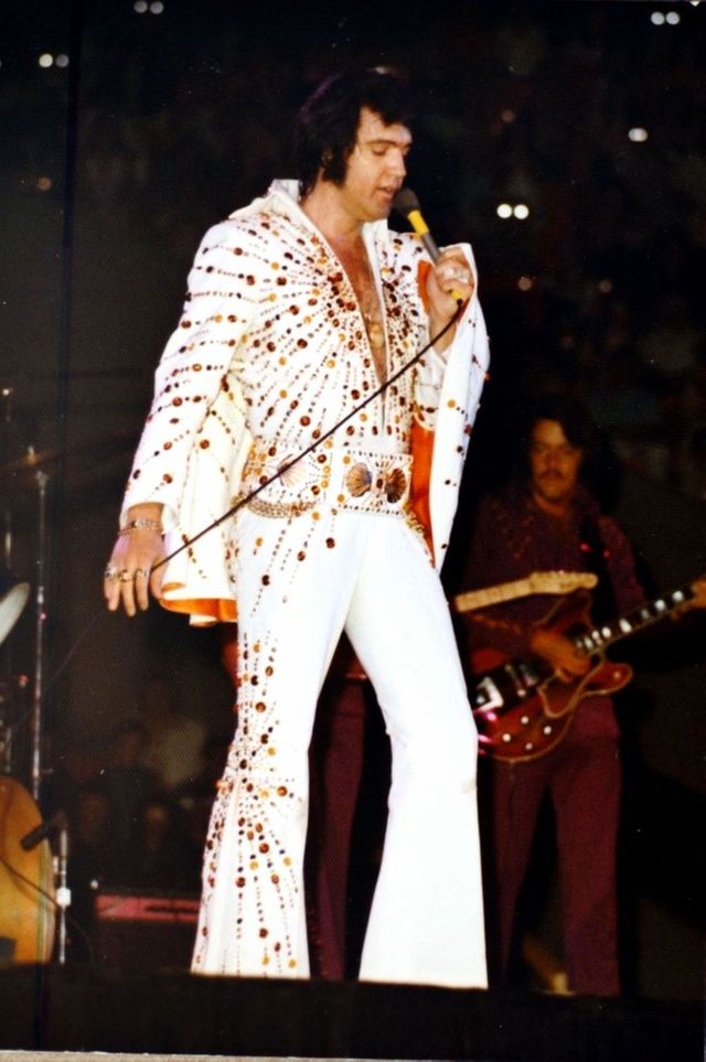 Один из самых известных костюмов Элвиса Пресли продали за баснословные деньги - фото 523487