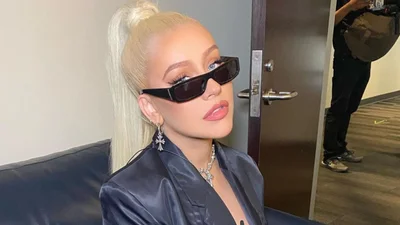 Оголена Крістіна Агілера ледь прикрила груди і змусила фанів червоніти