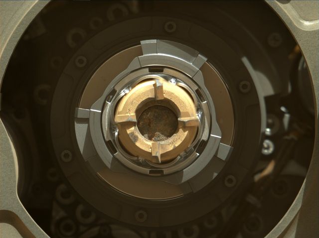 Ровер Perseverance добыл первый образец породы с поверхности Марса - фото 523572