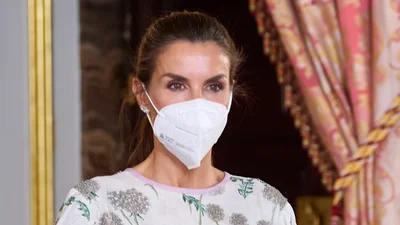 Королева Летиция вышла в свет в платье свекрови 40-летней давности