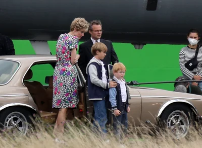Ось який вигляд мають принци Гаррі та Вільям в 5-му сезоні серіалу 'Корона' - фото 523730