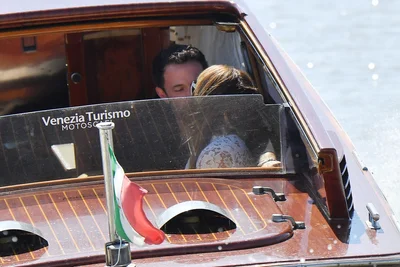 Сладкая парочка: снимки Джей Ло и Бена Аффлека в Венеции заставляют поверить в любовь - фото 523918
