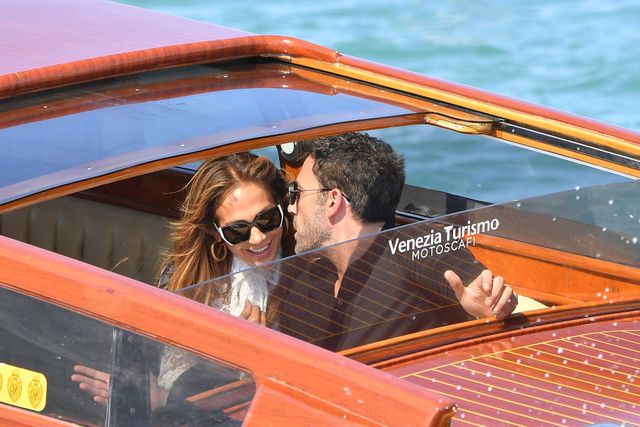 Сладкая парочка: снимки Джей Ло и Бена Аффлека в Венеции заставляют поверить в любовь - фото 523919
