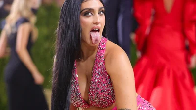 В мережі обговорюють доньку Мадонни, яка хвалилася на червоній доріжці неголеними пахвами