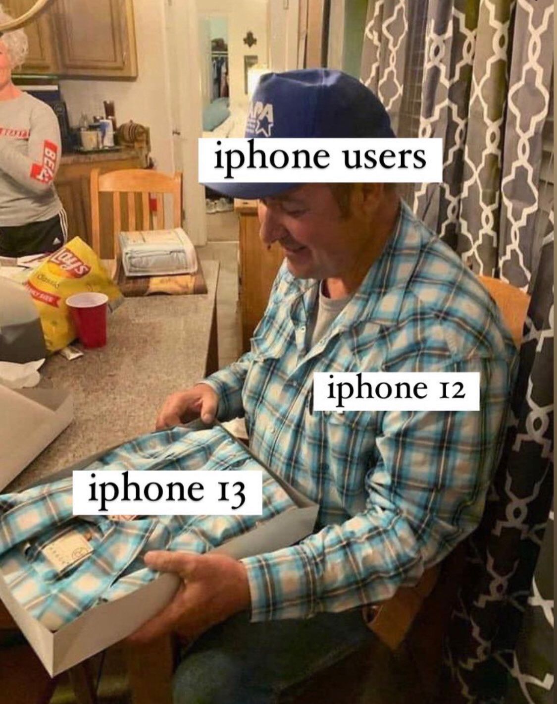 Сеть встретила презентацию iPhone 13 традиционными и шикарными мемами - фото 524394