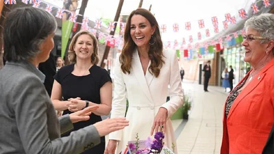 Обычная мама: папарацци сфотографировали Кейт Миддлтон на шопинге с детьми