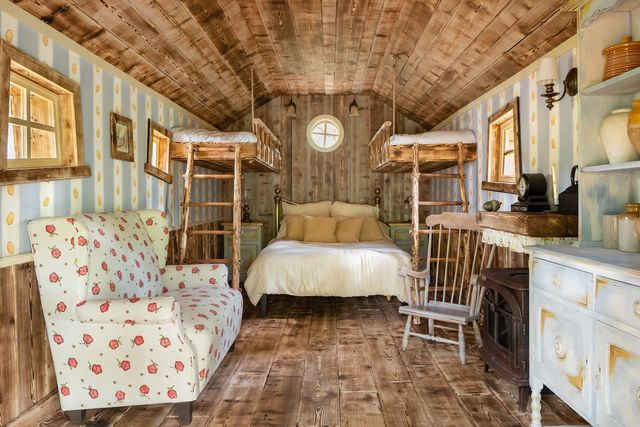 На Airbnb можно арендовать домик Винни Пуха - фото 524557