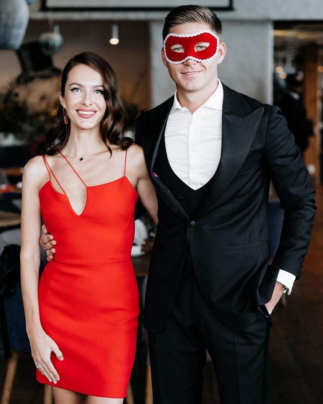 Жена Владимира Остапчука вышла в свет в страстном наряде от Victoria Beckham - фото 524630