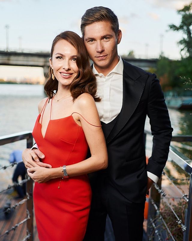 Жена Владимира Остапчука вышла в свет в страстном наряде от Victoria Beckham - фото 524632