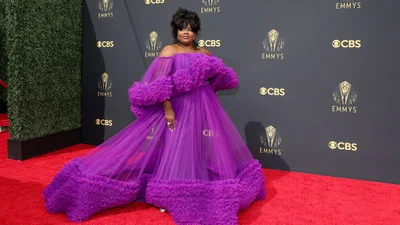 Лучше всего одетые звезды на красной дорожке "Эмми-2021"