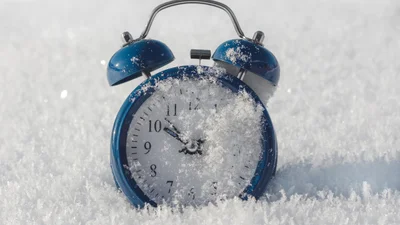 Переход на зимнее время 2021: когда в Украине переводят часы