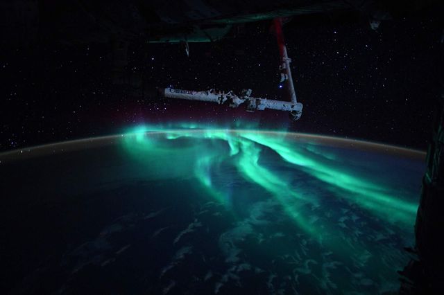 Голубое полярное сияние под светом луны - астронавт МКС сделал уникальные фото - фото 524886