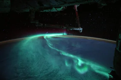 Блакитне полярне сяйво під світлом місяця - астронавт МКС зробив унікальні фото - фото 524887