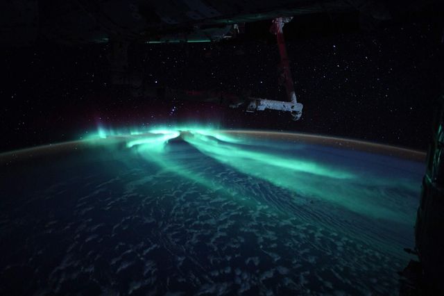 Голубое полярное сияние под светом луны - астронавт МКС сделал уникальные фото - фото 524888