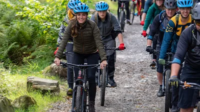 До мережі потрапило відео, як Кейт Міддлтон лазить по скелях і катається на велосипеді
