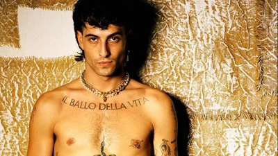 Полностью голый Дамиано Давид едва прикрыл пенис мячом на фото