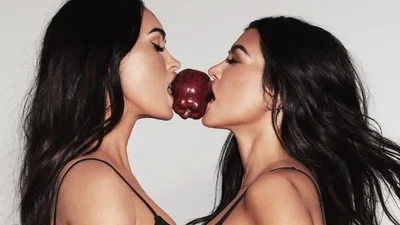 Обнаженные Меган Фокс и Кортни Кардашьян потерлись телами ради рекламы