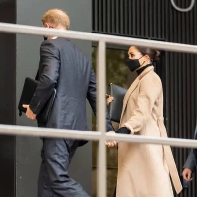 Стильная классика: Меган Маркл и принц Гарри посетили посла ООН - фото 525257