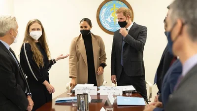 Стильная классика: Меган Маркл и принц Гарри посетили посла ООН