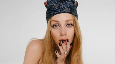 Тіна Кароль у сукні кольору фуксії з вирізами нагадала, що має розкішний прес