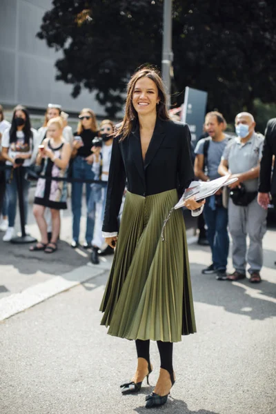Осіннє натхнення: вуличний стиль на Тижні моди в Мілані - фото 525516