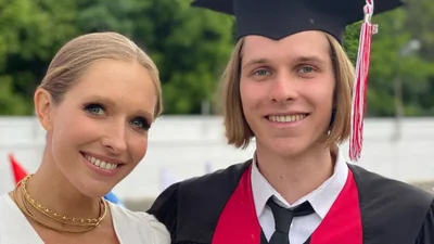 Катя Осадчая показала себя 19-летнюю с крошечным старшим сыном