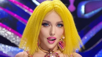 Олю Полякову в розовом мини спутали с куклой Барби