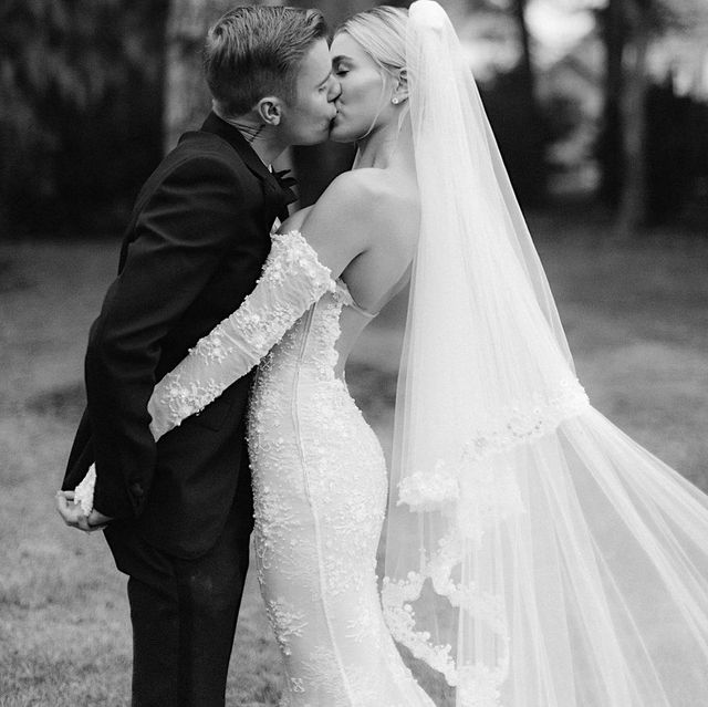 Гейлі Бібер засипала Instagram весільними фото - фото 526124
