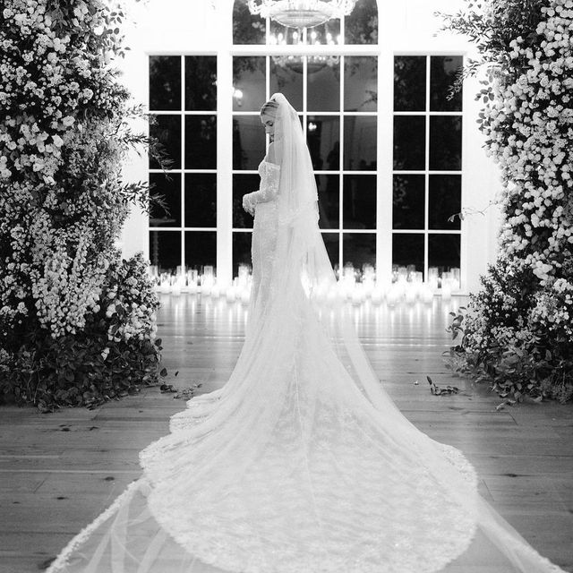 Гейлі Бібер засипала Instagram весільними фото - фото 526125