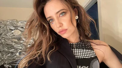 Надя Дорофеева покрасила волосы в темный цвет