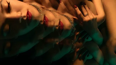 Хлопець розізлився на дівчину і скинув її голі фото в чат з сусідами