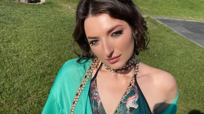 Актриса "Женского квартала" Настя Оруджова впервые снялась топлесс