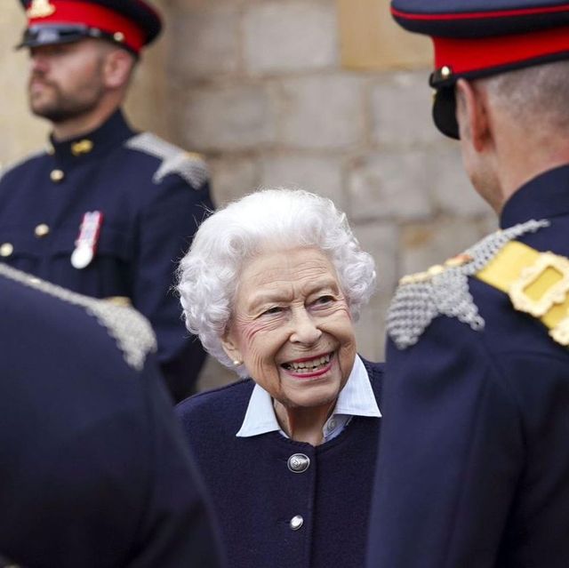 Похудевшая и и с улыбкой на лице: первый выход Елизаветы II за последние два месяца - фото 526466