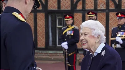 Похудевшая и и с улыбкой на лице: первый выход Елизаветы II за последние два месяца